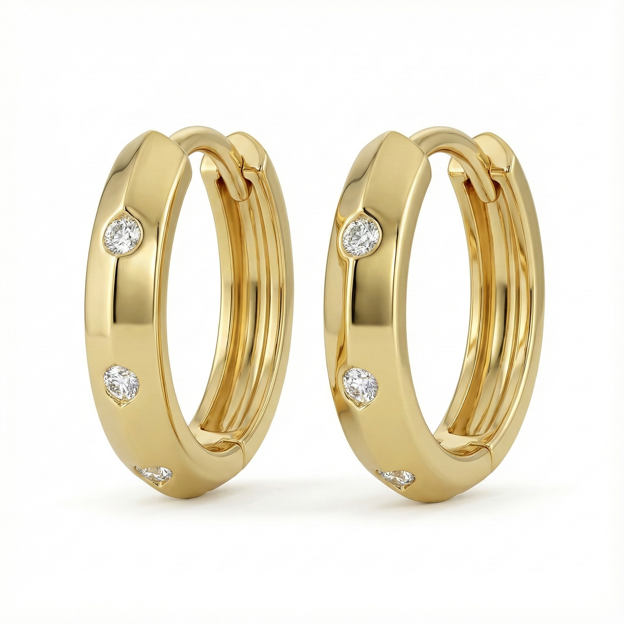 Créoles facettées dorées or 18k avec strass scintillants, design angulaire graphique et moderne